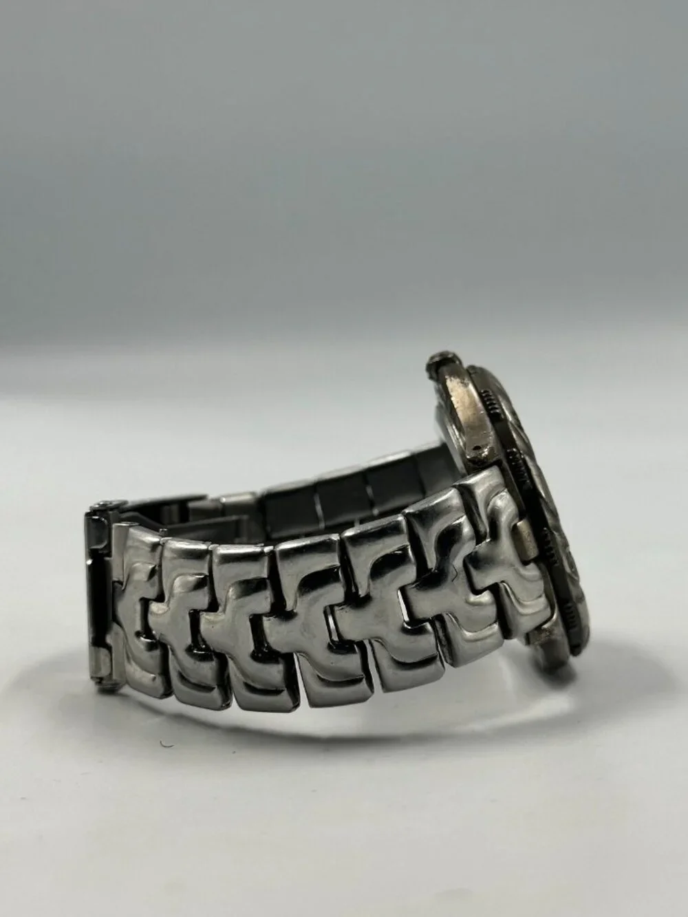 VTG. Warner Brothers Taz Watch Men Silver Tone Dark Gray Dial New Battery 6.75